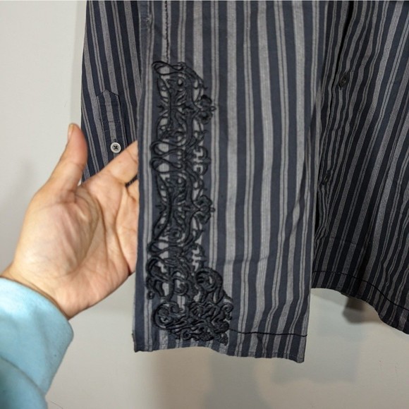 Roar Black Striped Long Sleeve Embroidered Button Down Nika Shirt Men Size M - Picture 4 of 9